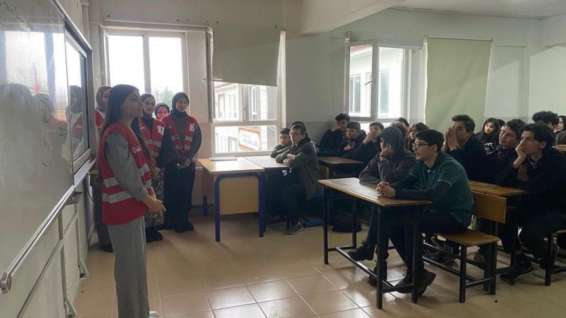 Kızılay Ekibi ve Subü öğrencileri deprem ile ilgili bilgilendirme semineri verdi
